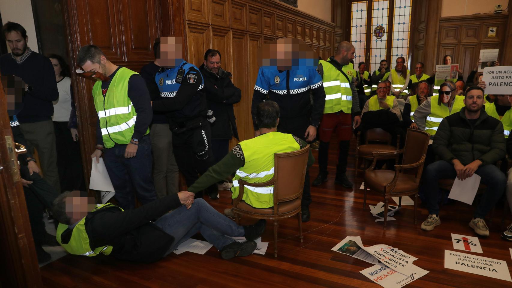 Tenso pleno en el Ayuntamiento de Palencia tras tener que ser desalojados algunos agentes que entraron a protestar.