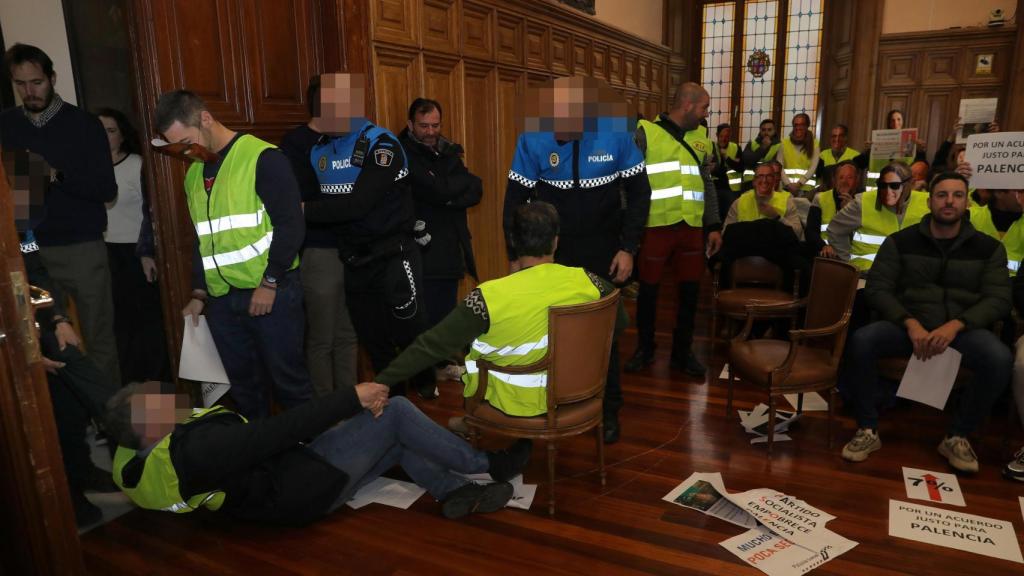 Tenso pleno en el Ayuntamiento de Palencia tras tener que ser desalojados algunos agentes que entraron a protestar.