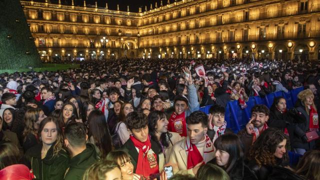 Miles de jóvenes celebran el Fin de Año Universitario en la Plaza Mayor de Salamanca