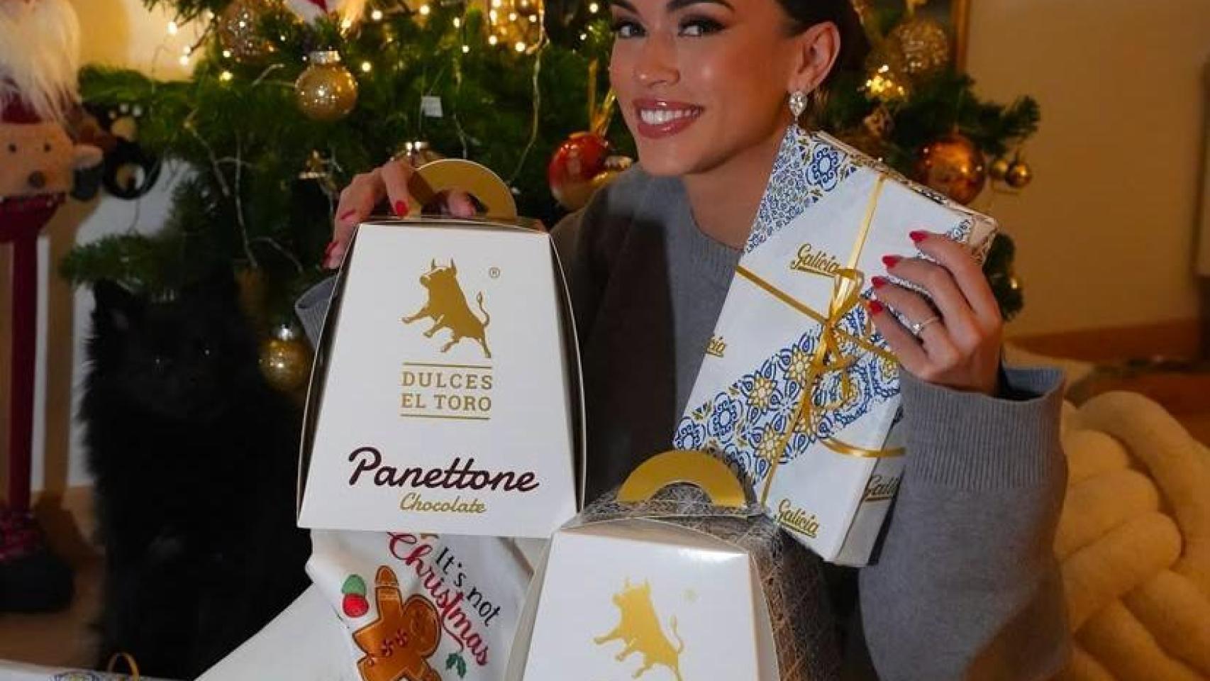 La influencer Rocío Camacho con productos de Dulces El Toro