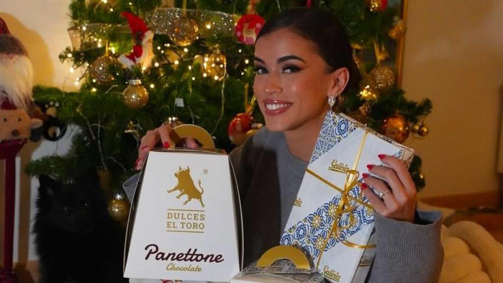 La influencer Rocío Camacho con productos de Dulces El Toro