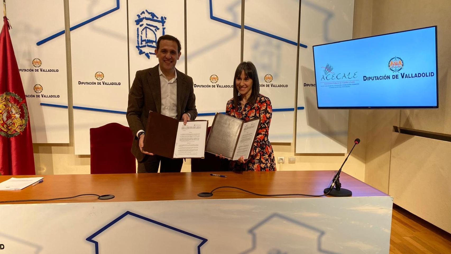 El presidente de la Diputación de Valladolid, Conrado Íscar; y la presidenta de la Acecale, Patricia García