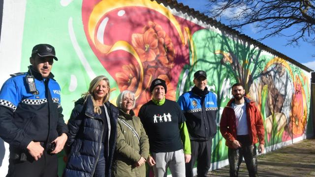 El Barrio España homenajea con un mural a Luis Maté, un tendero muy querido que se jubila