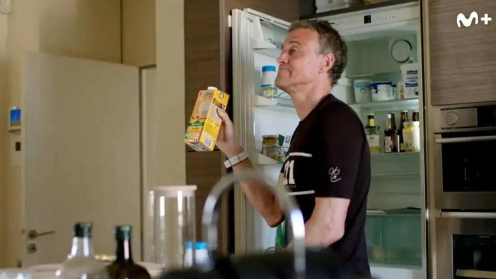 Luis Enrique exhibe un brick de leche de avena en su documental.