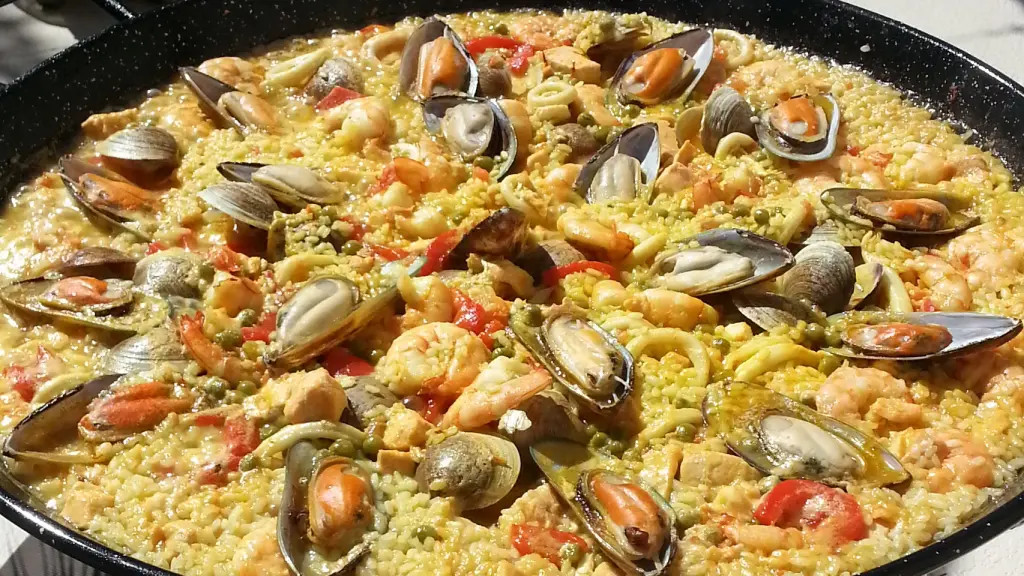 Las hierbas tradicionales mediterráneas son el condimento de la paella.