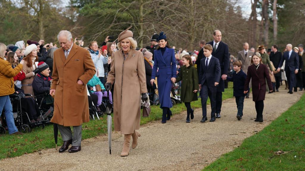 Los reyes Carlos y Camila junto a los Príncipes de Gales y sus hijos en la misa de Navidad d 2023.