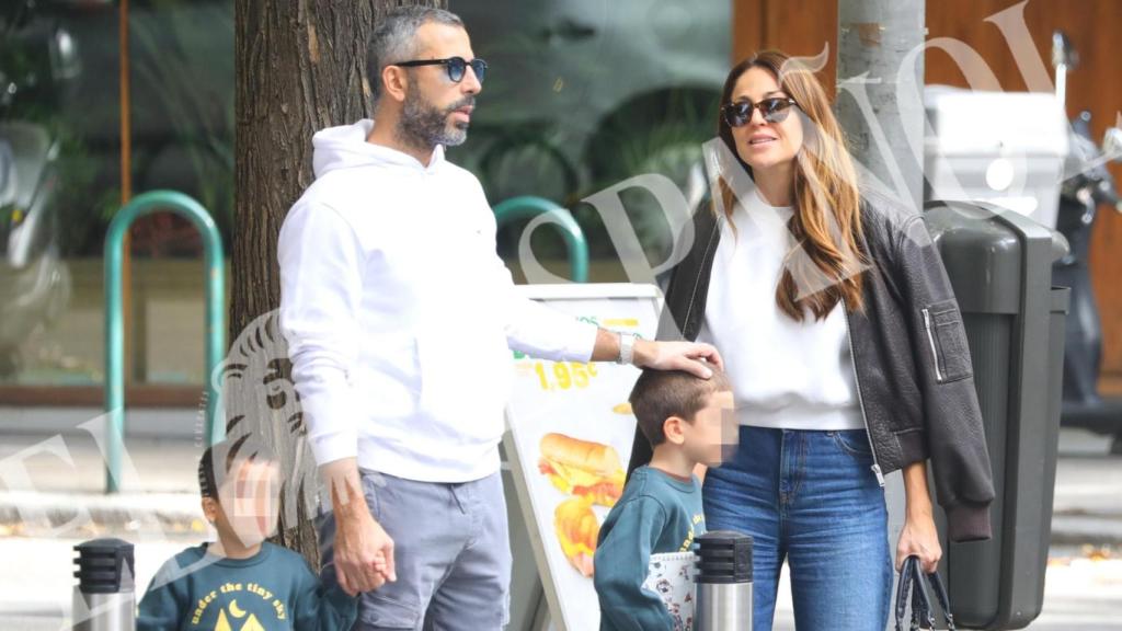 Bea Archidona junto a su marido, Carlo Danza, y sus dos hijos, paseando por las calles de Madrid.