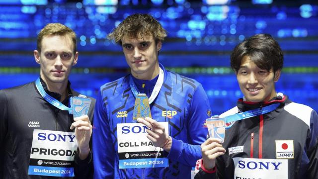 Carles Coll luce su medalla de oro en el Campeonato del Mundo de Budapest.