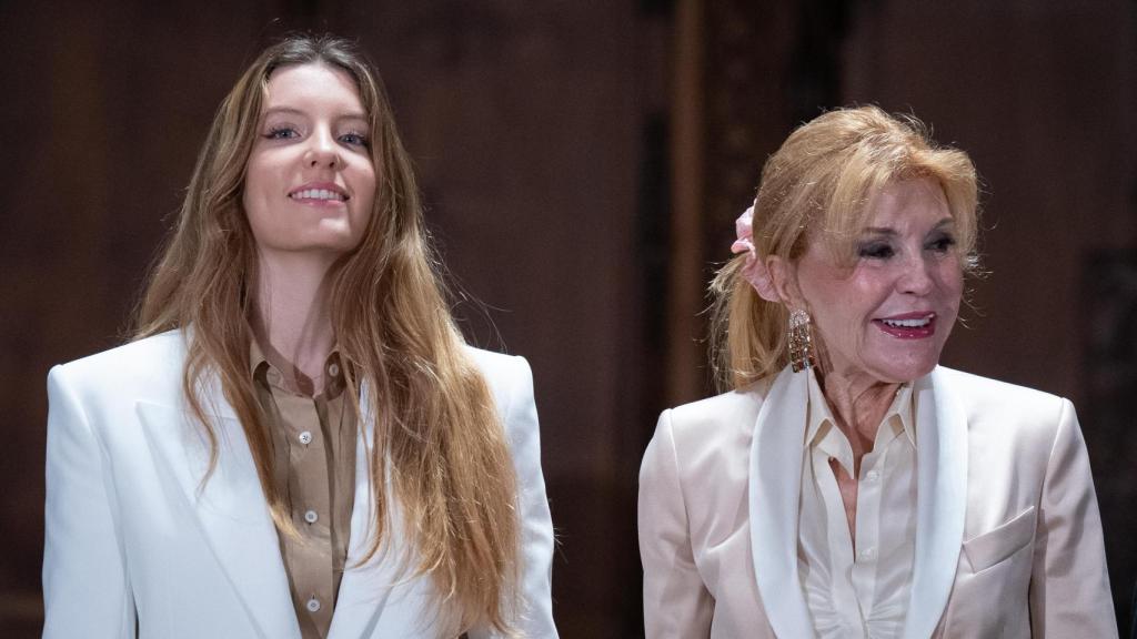 La baronesa Carmen Thyssen (d) y su hija María del Carmen Cervera, durante la presentación del acuerdo para la creación del Museo Carmen Thyssen Barcelona, este jueves. Foto: David Zorrakino/Europa Press