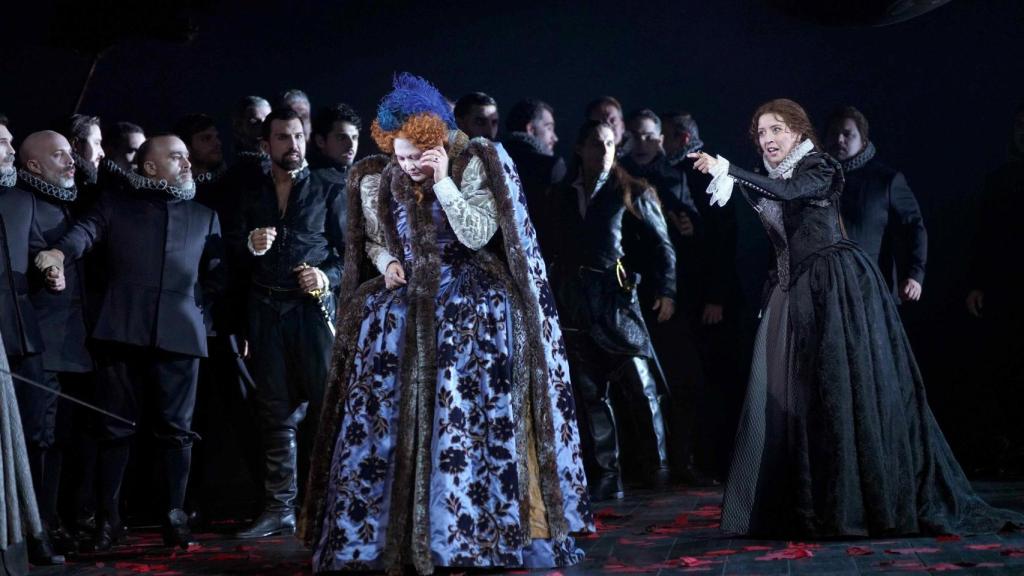 Aigul Akhmetshina como Elisabetta (centro), Lisette Oropesa como Maria Stuarda (derecha) y Coro Titular del Teatro Real. Foto: Javier del Real | Teatro Real