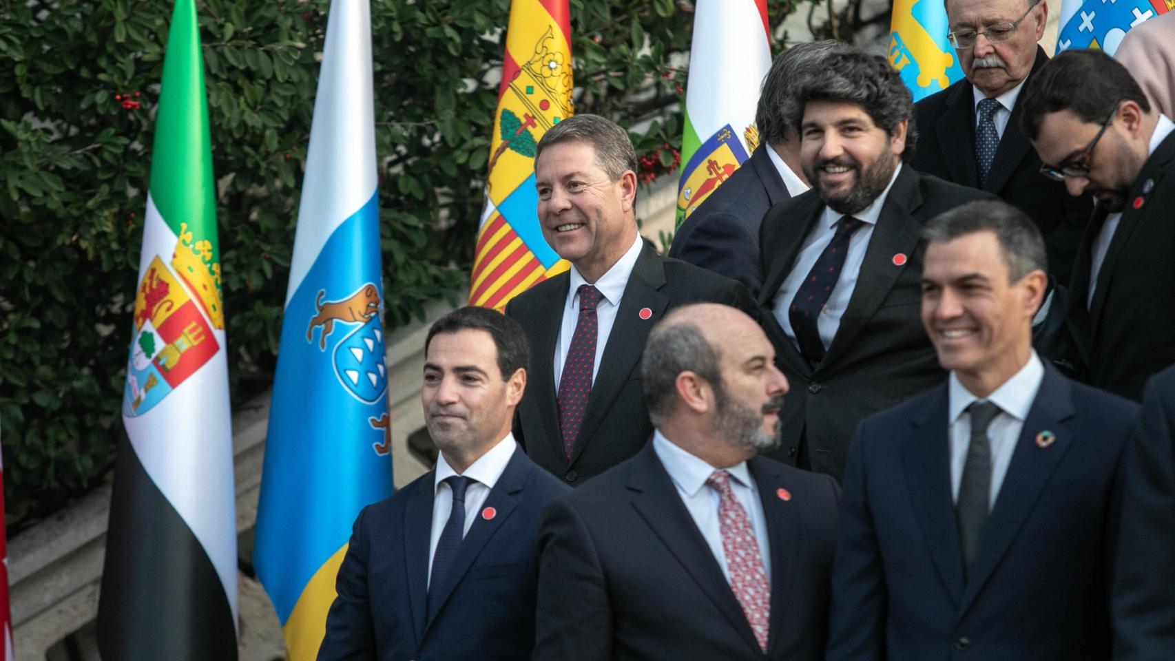 El presidente de Castilla-La Mancha, Emiliano García-Page, junto a otros líderes autonómicos este viernes en Santander.