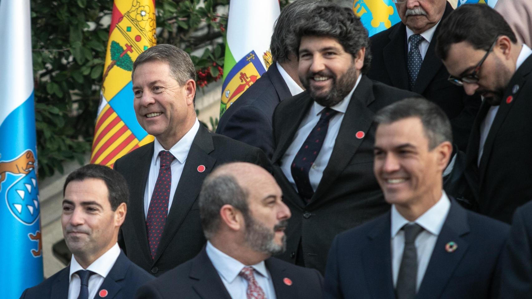 El presidente de Castilla-La Mancha, Emiliano García-Page, junto a otros líderes autonómicos este viernes en Santander.