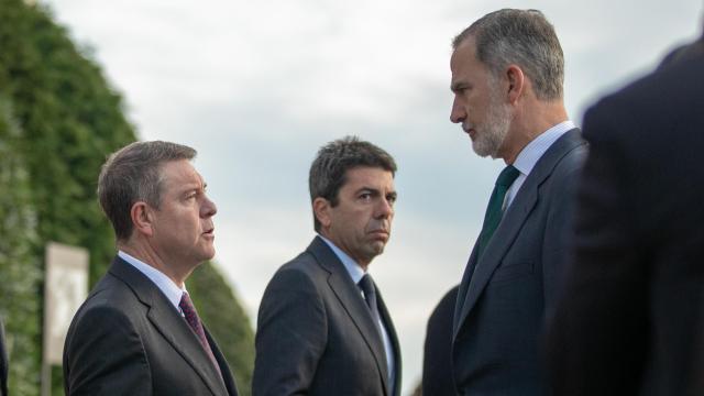 Emiliano García-Page hablando con el rey Felipe VI. Foto: JCCM.