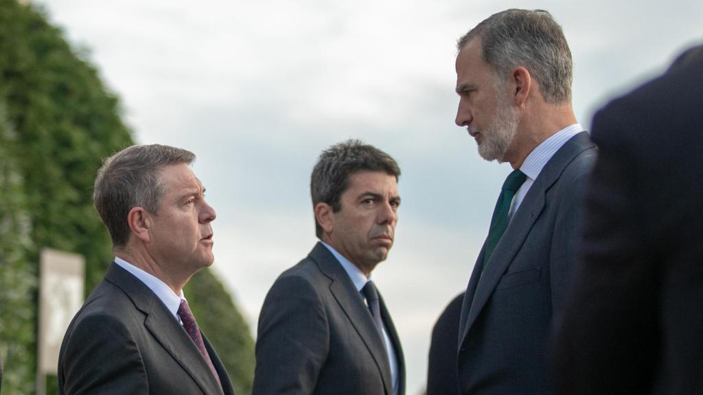 Emiliano García-Page hablando con el rey Felipe VI. Foto: JCCM.