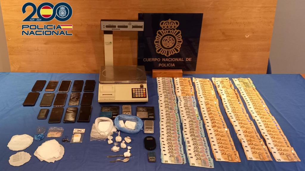 La cocaína, el dinero y otros efectos incautados por la Policía Nacional en Talavera de la Reina.