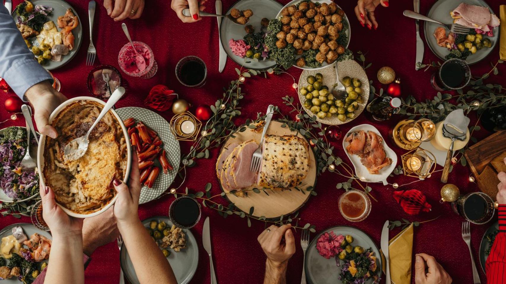 Cena de navidad con abundante comida.