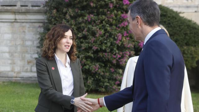 El presidente del Gobierno, Pedro Sánchez, saluda a la presidenta de la Comunidad de Madrid, Isabel Díaz Ayuso, este viernes en Santander.