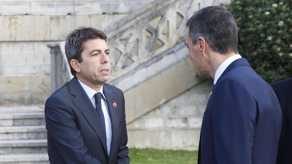 Pedro Sánchez saluda a Carlos Mazón, al inicio de la XXVII Conferencia de Presidentes, en Santander.