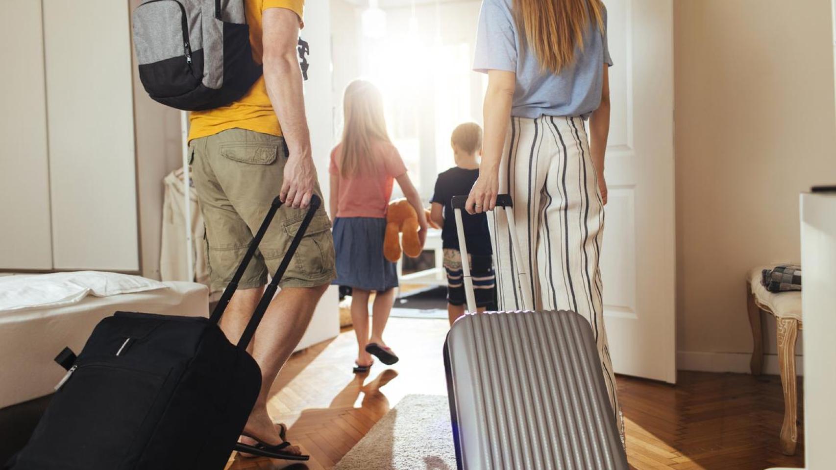 Fotografía de una familia entrando a un apartamento vacacional.