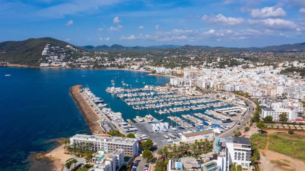 Fotografía aérea del municipio de Santa Eulalia del Río, Ibiza.