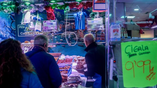 Varias personas realizan compras antes de Navidad.