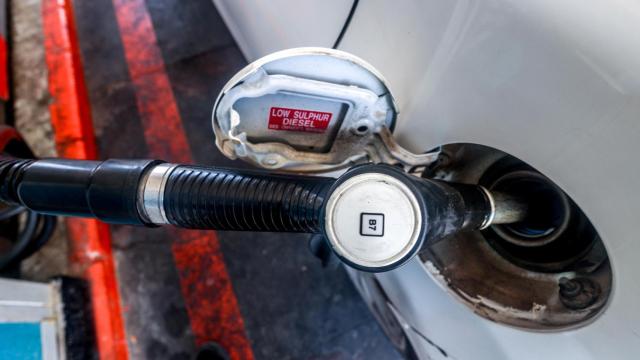 Un coche repostando en una gasolinera.