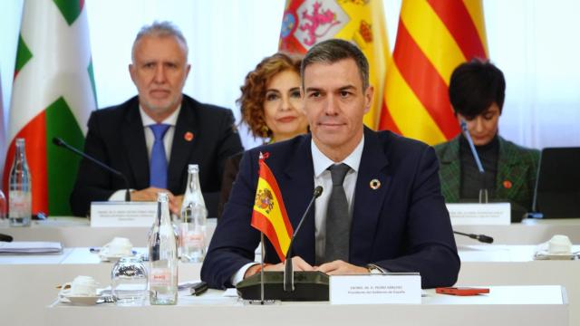 Pedro Sánchez en la Conferencia de Presidentes, con miembros de su Gobierno tras él.