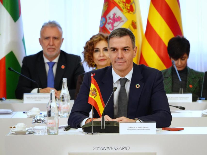 Pedro Sánchez en la Conferencia de Presidentes, con miembros de su Gobierno tras él.