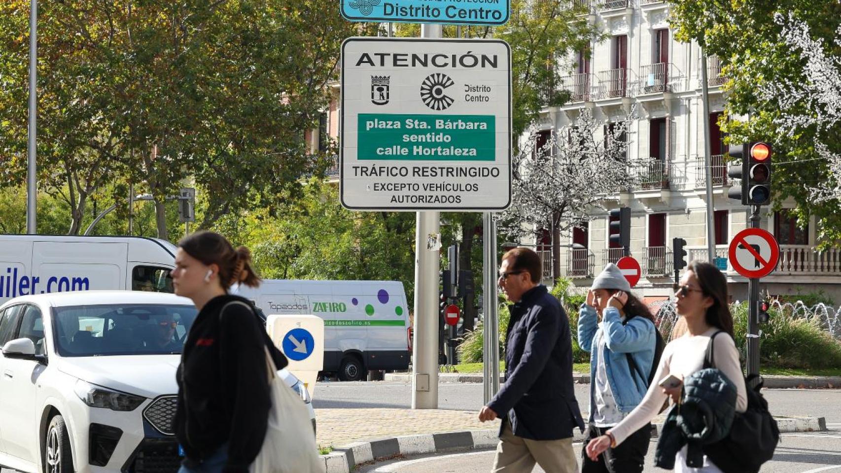 Un cartel marca el Inicio de la Zona de Bajas Emisiones de Especial Protección del distrito Centro.