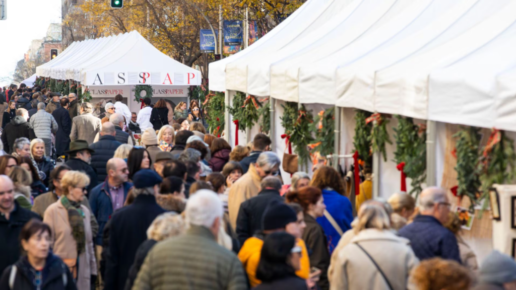 Gente acudiendo al Xmas Market de Ortega y Gaset.