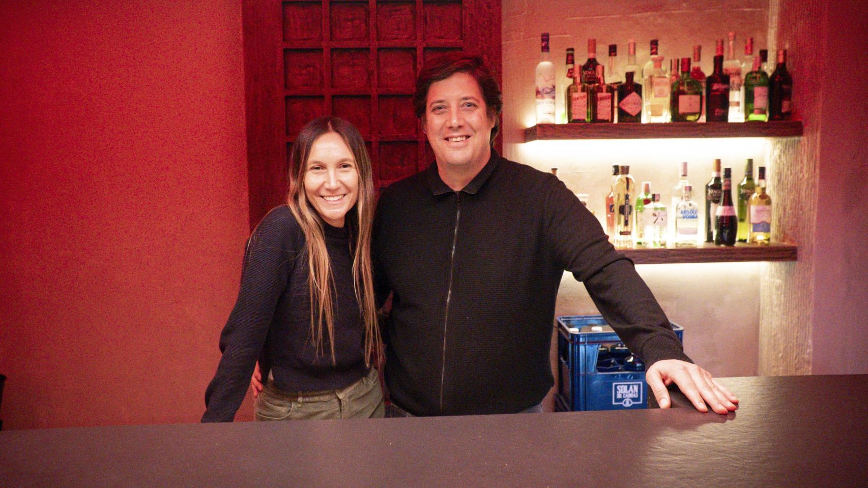 César Figari y Constanza Rey, al frente de Grupo Quispe, en la barra de la planta baja de su última apertura, Ponja Nikkei.