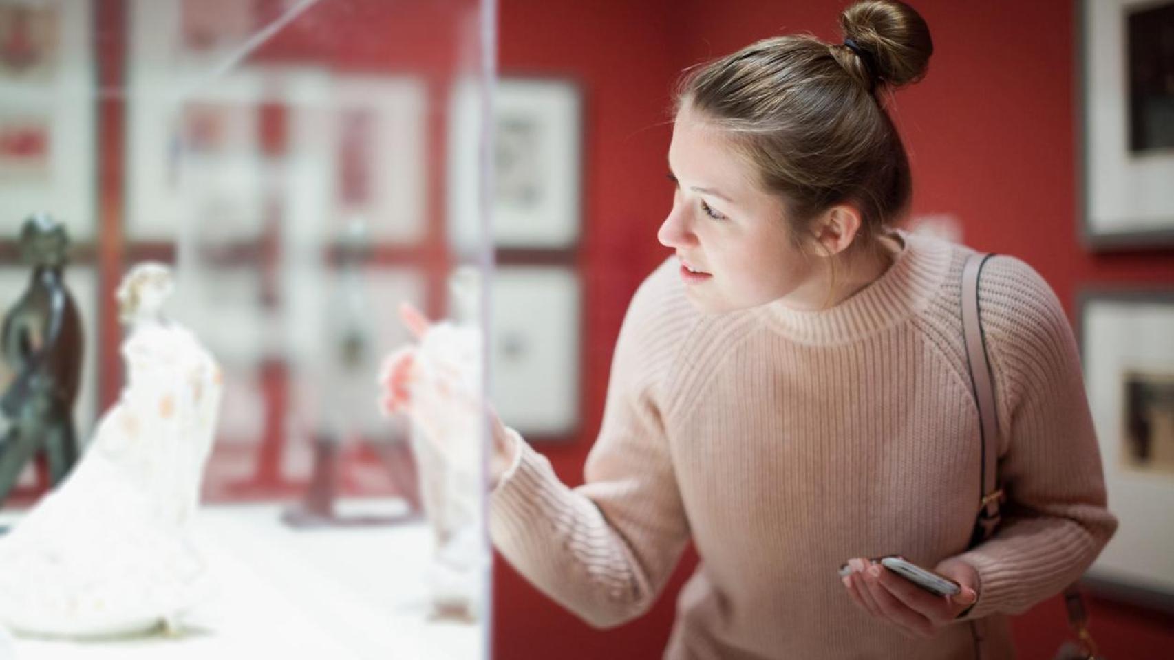 Mujer en un museo