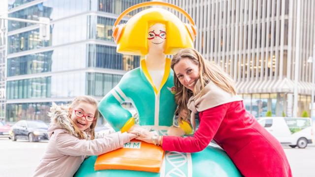 María y su hija posan con la menina en la calle Serrano de Madrid.