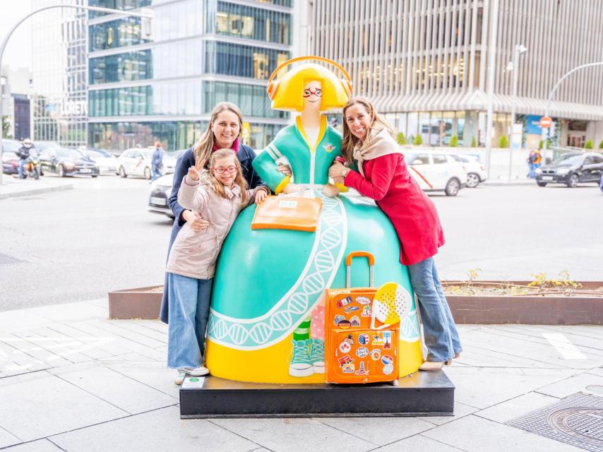 Madre e hija posan con Isabel, de El Taller de María, que ha pintado la obra.