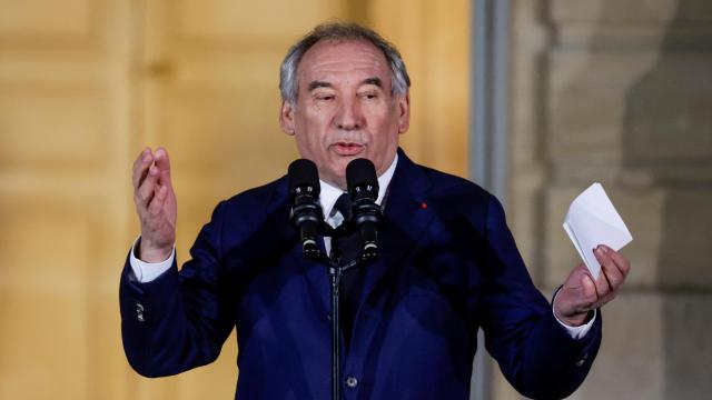 Francois Bayrou, durante la ceremonia para el paso del testigo en el Hotel Matignon en París.