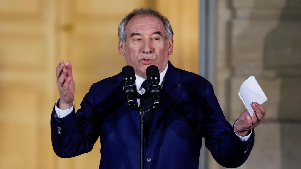 Francois Bayrou, durante la ceremonia para el paso del testigo en el Hotel Matignon en París.