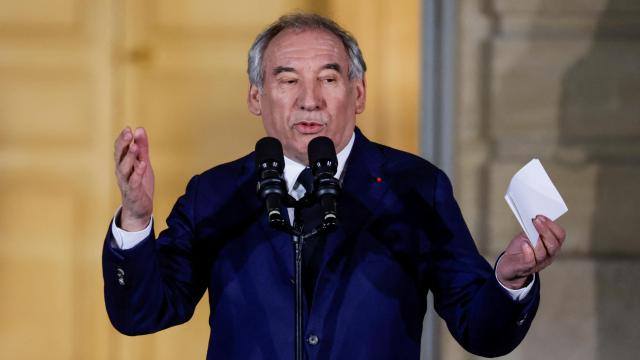 Francois Bayrou, durante la ceremonia para el paso del testigo en el Hotel Matignon en París.