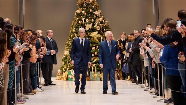 Tim Cook, CEO de Apple, (izqda) y el rey Carlos III (dcha) en la sede de Apple en Londres.