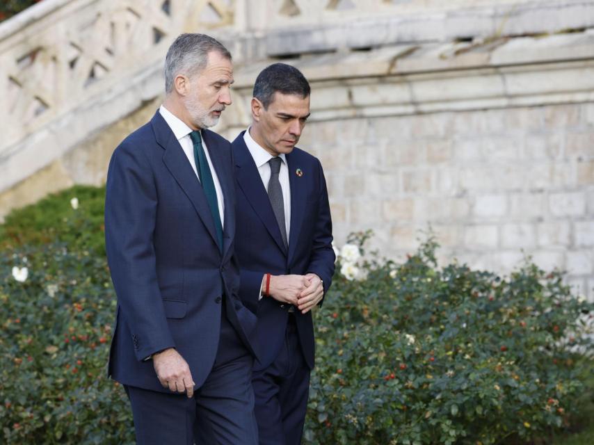 El rey Felipe VI y el presidente del Gobierno, Pedro Sánchez.