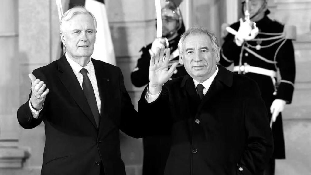 François Bayrou junto a su predecesor en el cargo, Michel Barnier.