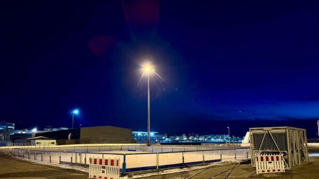 Montaje de la pista de hielo del muelle de Batería de A Coruña.