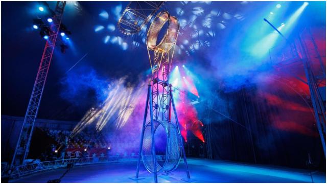 Equipo de un circo con focos de colores