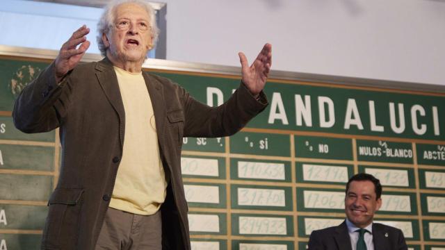 Alejandro Rojas Marcos y Juanma Moreno durante la presentación del libro Historia del Partido Andalucista en la Casa Museo de Blas Infante el 19 de octubre de 2022