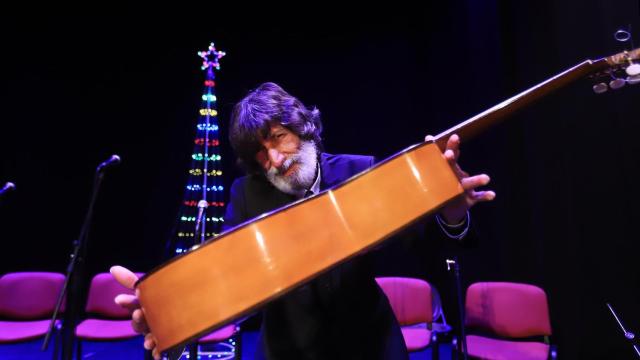 Emilio Fernández de los Santos, Caracafé,  con su guitarra en la gala de navidad de la Fundación Alalá.