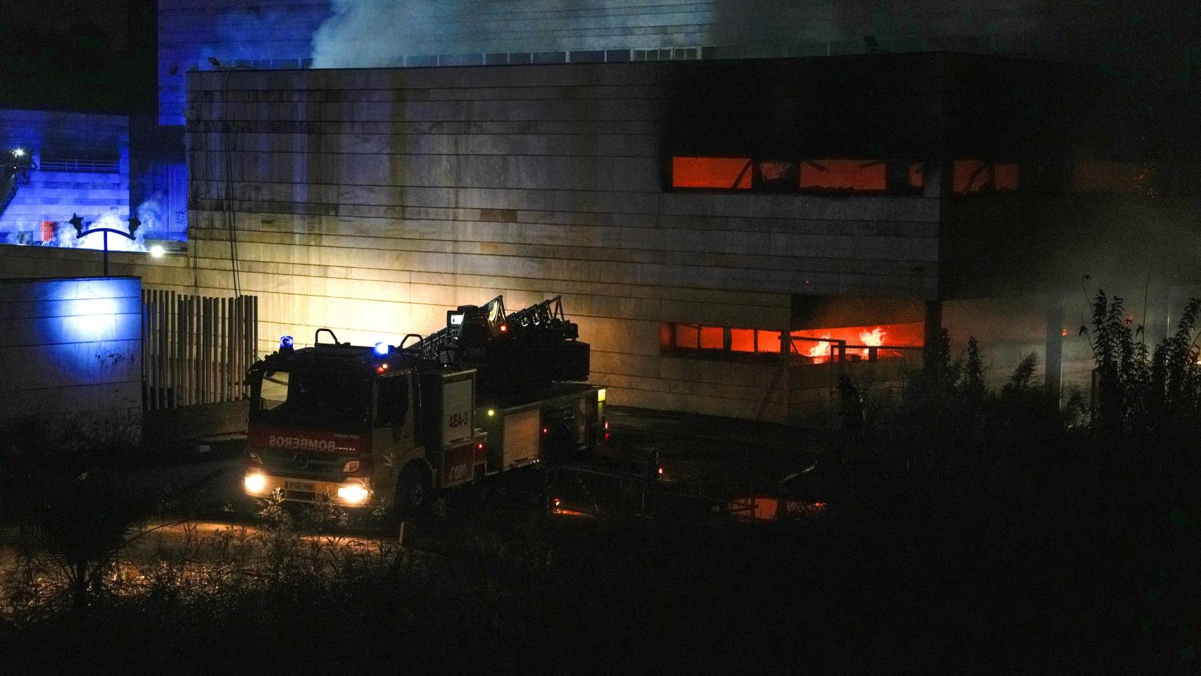 Imagen durante el incendio del Auditorio Rocío Jurado el pasado 30 de noviembre