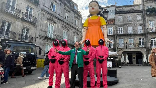 Abel Caballero junto a algunos de los personajes de El Juego del Calamar.