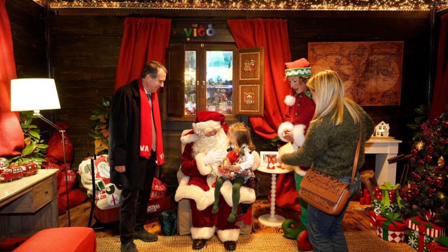 El alcalde con Papá Noel en la casa ubicada en Policarpo Sanz