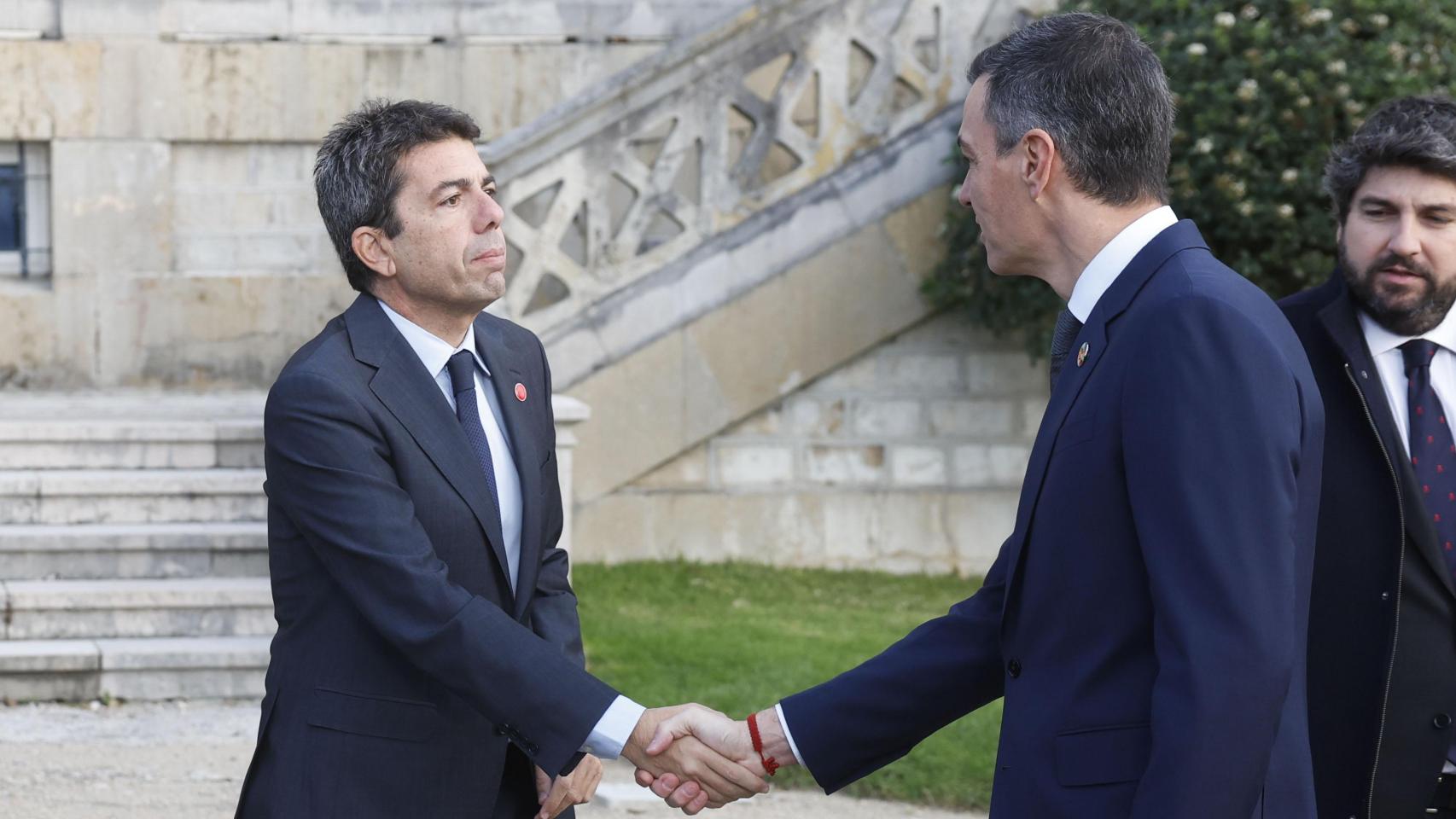 Carlos Mazón y Pedro Sánchez se saludan en la XXVII Conferencia de Presidentes celebrada en el Palacio de la Magdalena de Santander. Efe / Javier Etxezarreta