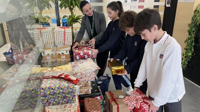 Los regalos de los alumnos del British School de Valencia para niños afectados por la DANA. EE