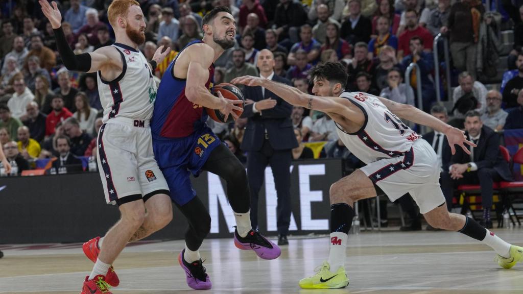 Satoransky trata de retener el balón ante Mannion y Bolmaro.